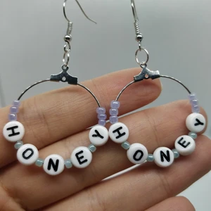 Handgjorda örhängen - Handgjorda "honey"örhängen med glaspärlor. 