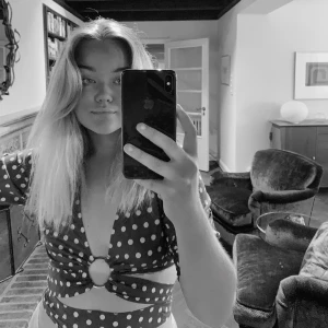 Intressekoll - Blåprickig knyttröja - Intressekoll på min fina ”omlott” tröja från AFJxNakd som man knyter bakom💙💙skriv privat ifall intresserad, lägsta pris 200kr för den knappt är använd💙💙frakt tillkommer