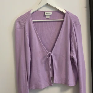 Kofta - En lila kofta som är köpt från Monki för ungefär ett år sedan, Storlek L men passar mig som bär storlek S/M om man vill att den ska sitta lite oversize. Frakt ingår inte 