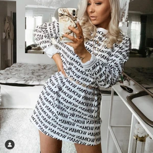 LINN AHLBORG KLÄNNING - Fin sweatshirt klänning från Linn Ahlborg x nakd. Använd ca 2-3 gånger 