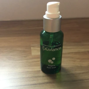 Exuviance vespera serum  - Exuviance vespera serum. Ca 1/3 använd. 
