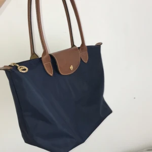 Handväska - Jättefin marinblå longchamp väska i mindre format. Äkta. Fint skick . Köparen står för frakten