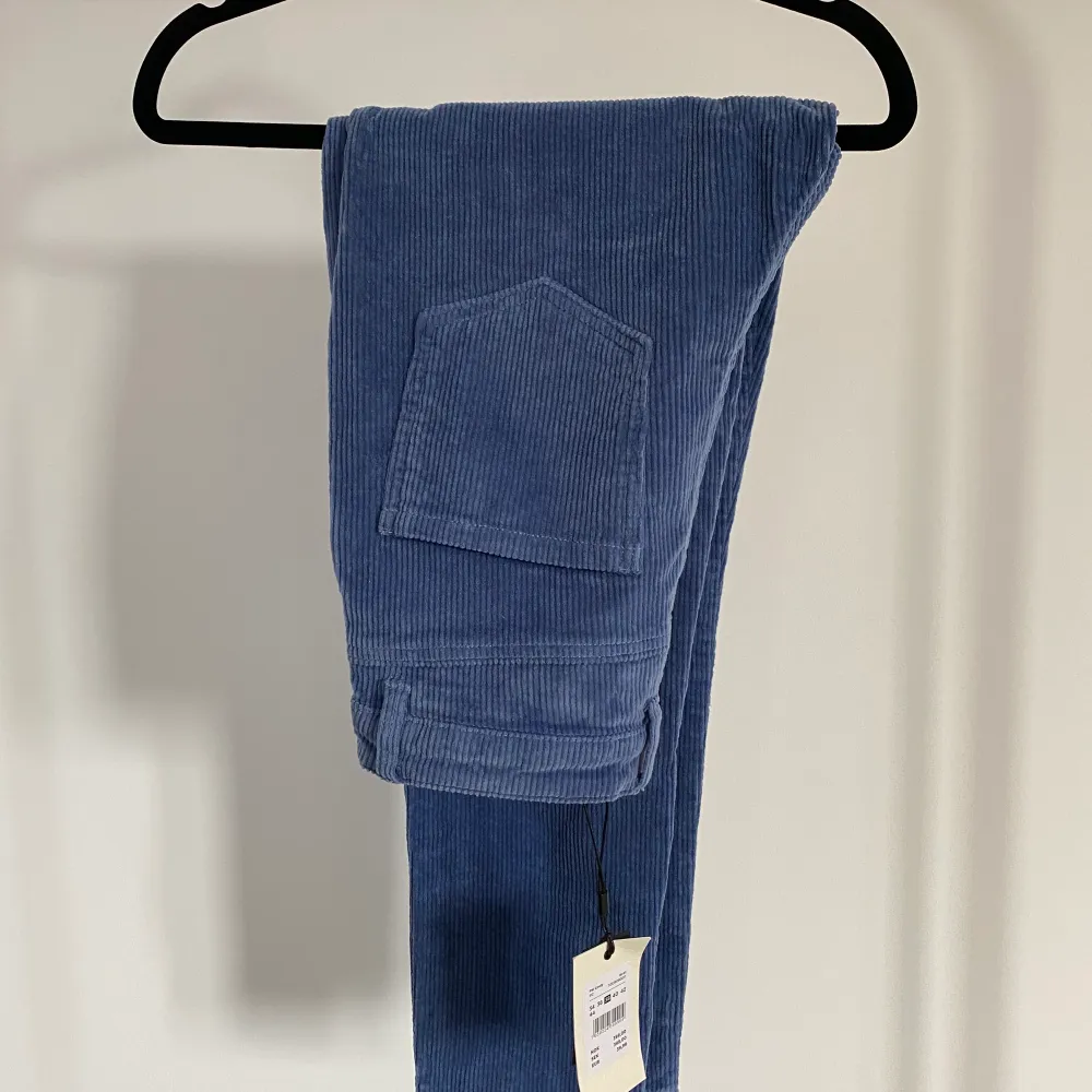 Superfina manchesterbyxor i stretchigt material från Bikbok. Storlek 38 och ankellånga. Aldrig använda. . Jeans & Byxor.