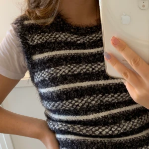 Stickad väst från Zara, str M - Stickad väst från Zara, endast använd en gång. Storlek M, men den är liten i storleken (Jag brukar ha Str S). Säljs pågrund av att den inte kommer till användning. 