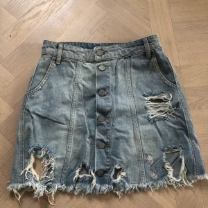 Sliten kjol - säljer min skit coola slitna kjol från gina tricot eftersom jag tyvärr växt ut den💞 (stryks såklart innan den postas) frakt: 42kr