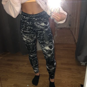 Träningstights - Träningstights från Blacc. Storlek M men passar även S. (Köpare står för frakt)