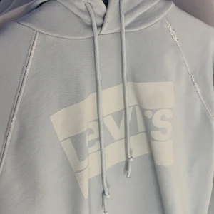 Levis - Säljer nu min fina Levis hoodie i storlek S pga av att den var för liten. Använd Max 3 gånger och är som ny! Nypris ligger på 700-800kr