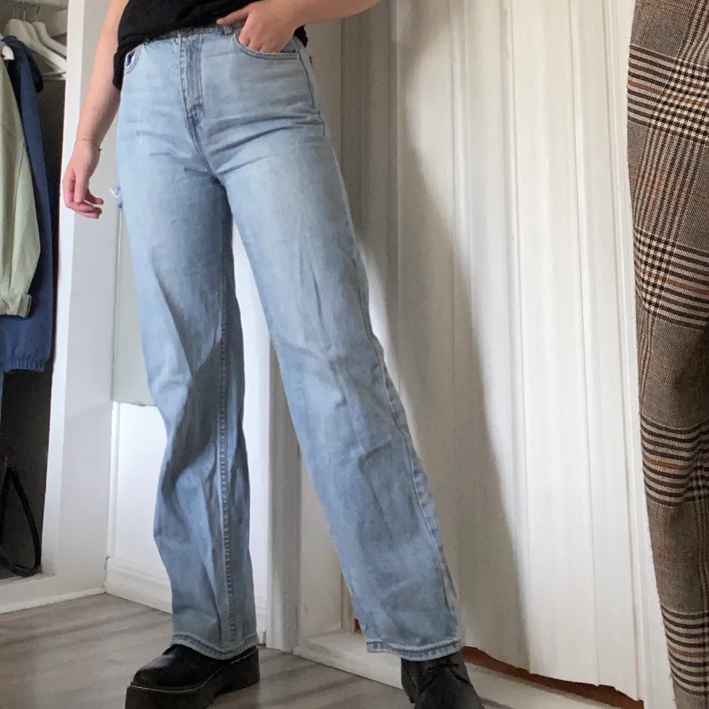 Trendiga ”slutsålda” jeans i nyskick!! Endast använda några gånger.  💜🦋. Jeans & Byxor.