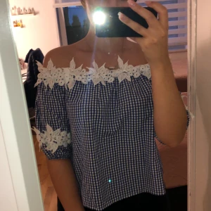 Offsholuder  - Offsholuder tröja med fin blå/vit mönster och små vita blommor runt axlarna🎀 (Skriv för fler bilder, kunden står för frakten som summan varierar beroende på varans vikt) 