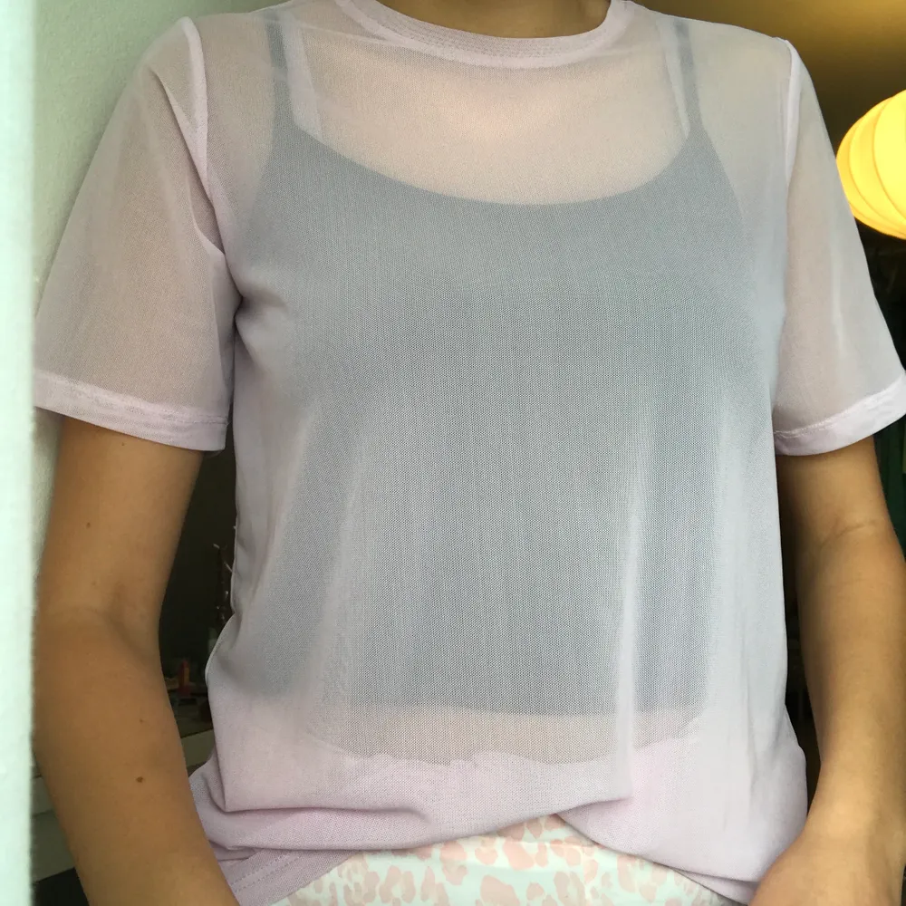 Rosa tshirt i mesh material från Gina Tricot i stl XS. Använd 1 gång. 20kr + frakt. T-shirts.
