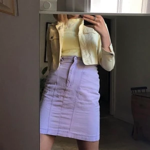 Jeansjacka - Skitsnygg croppad jeansjacka köpt secondhand i London i storlek s. Använd fåtal gånger så i mycket fint skick! Fraktkostnad tillkommer eller hämtas upp på Södermalm!🥰