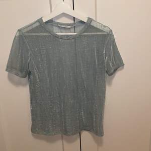 Superfin glittrig t-shirt från Zara, storlek M men passar även S, ganska genomskinlig🦋🦋