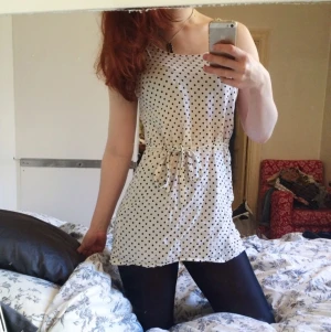  - Fin, prickig liten grej. Lite för kort för M men går om man har viljan och mörka strumpbyxor! 
Har ett minilitet hål och en tråd som skulle behöva lagas, men syns inte alls. 🎈💃🏼