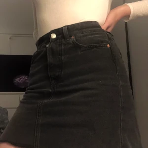 Jeanskjol stl S💛  - Svart jeanskjol ifrån hm stl S🌻 använd fåtal gånger och i väldigt bra skick, säljer pga att den inte används💛 köparen står för frakt 