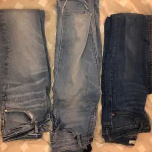 Säljer dessa tre blåa jeans med och utan slitning, köp alla för 2 hundra eller 100 kr styck🌸 använda men i bra skick! Skicka pm för fler bilder💕 köparen står för frakt