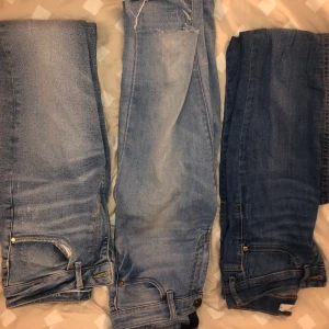 Jeans stl S-M🦋 - Säljer dessa tre blåa jeans med och utan slitning, köp alla för 2 hundra eller 100 kr styck🌸 använda men i bra skick! Skicka pm för fler bilder💕 köparen står för frakt