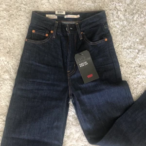 Levis ribcage wide leg jeans - Populära fina vida jeans. Storlek 23/34, helt oanvända. Lappar kvar, råkade köpa fel storlek. Nypris 1249kr