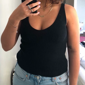Zara , stickat Linne 💞 - Ett svart stickat Linne från Zara som passar både storlek 36/38!! 💖 