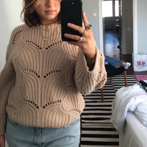Beige Stickad tröja från Gina Tricot💗 - 🍒💘en super mysig och fin stickad tröja från Gina tricot, den är jätte skön så du behöver inte oroa dig för att den ska vara obekväm och stickig. Jag är oftast storlek S eller M så som ni ser på bilden är den inte tajt i modellen 💜