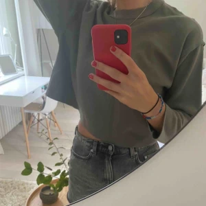  - Jättefin grön/grå sweater frpn Zara, passar super nu till hösten och aldrig använd:) 