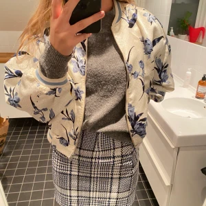 Jacka - En jacka ifrån pieces i storlek s. Säljs för 300 kr utan frakt