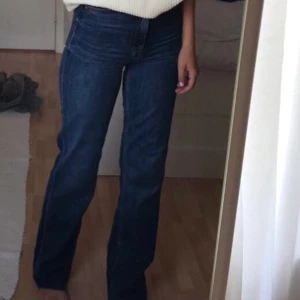 Mörkblåa långa jeans!!!! - Säljer mina mörkblåa jeans från Zara då de inte kommer till så mycket användning längre... använda fåtal gånger så de är i väldigt bra skick! Köparen står för frakten - 60kr