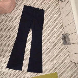  - Jättefina MiH-jeans i mörkare blå tvätt. Modell Marrakesh. Lite högre modell, kick flare. Använda vid 3 tillfällen. Toppskick. Superskön. 