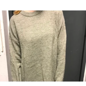 Stickad tröja - Stickad tröja som jag använder inte längre✨ är i bra skick!✨ frakt ingår i priset eller kan mötas inom Stockholm