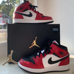 Jordan 1 Chicago mid black toe  - 🛑lägger upp skorna en andra gång nu pga för mycket oseriösa köpare🛑 Sälgar mina Jordan 1 i storlek EU 40. Köpta på redstock och är andvända ett 10 tal gånger. Ser ut som nya och är i superfint skick. Lådan tillkommer med klistermärket. Möter helst upp köparen i Stockholms området men kan skicka på post men då betalar köparen för frakten. Budet börgar på 1500kr. Om ni vill ha fler bilder är de bara att kontakta och skorna är äkta och inga fake😊❤️