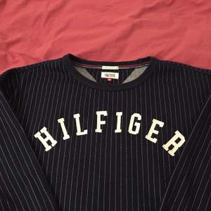 Mörkblå randig Tommy Hilfiger sweatshirt. Står att det är storlek XL men den sitter mer som en S/M. Använd men i bra skick!  