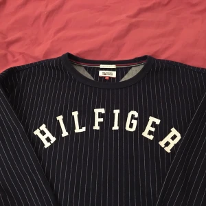 Tommy Hilfiger Sweatshirt - Mörkblå randig Tommy Hilfiger sweatshirt. Står att det är storlek XL men den sitter mer som en S/M. Använd men i bra skick!  