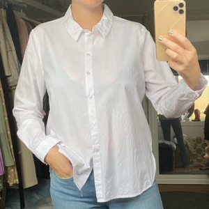 Skjorta ONLY - Vit skjorta från only. Superskön modell och passform. Storlek 38 men passar även 36. Använd 1 gång🦋 skriv i dm vid intresse eller frågor💗