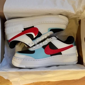 Nike Air Force 1 Shadow - Air Force 1 Shadow i storlek 37.5, oanvända med kartong. Buda från 1200kr.                                     Högsta bud: 1300kr                                              BUDGIVNING AVSLUTAS MÅNDAG 20.00