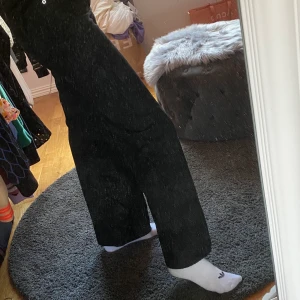 Junkyard wide leg jeans - Säljer dessa populära jeans från Junkyard då dom tyvärr inte passade mig! Det är storlek 26 i midjan och dom är som en 26a. Aldrig använda och är i nyskick därav priset! Dom är strechiga🦋 skriv i dm vid intresse eller frågor💗