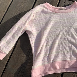 Y2k top - Super söt crop top :)Saknar storleks märkning men passar XS.Pris: 100kr+ frakt. Kan även mötas upp i stockholm☺️💗