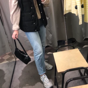 Raka Jenas - Raka jeans i en sliten modell ifrån Gina Tricot. Är 164 cm lång