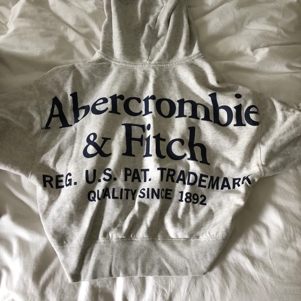 Oversized hoodie med dragkedja från Abercrombie & Fitch. Köpt i butiken i Paris. Storlek XL men sitter snyggt oversized på mig som vanligtvis har S. Använd ett fåtal gånger så skicket är perfekt. Kan mötas upp i göteborg.. Tröjor & Koftor.