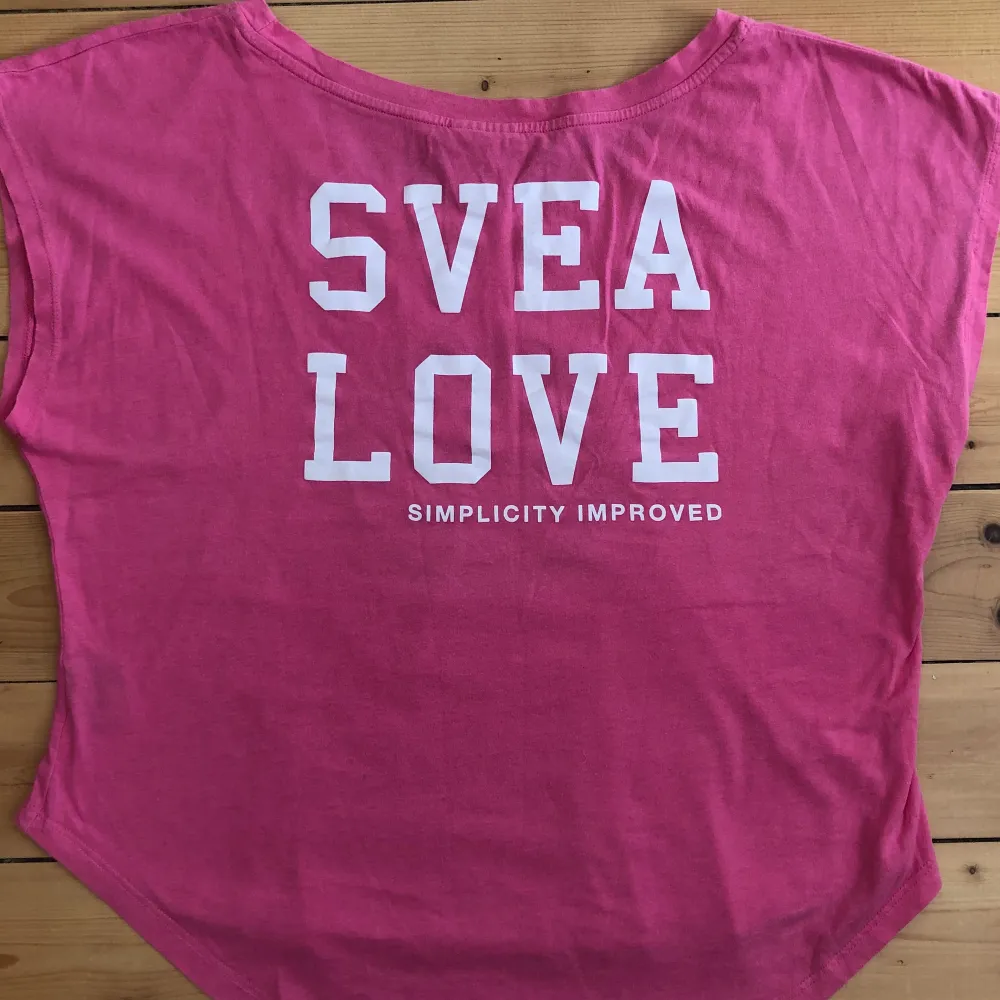 Söt rosa tröja från Svea. Kan användas både på träning och till vardags. Använd endast fåtal gånger och är i fint skick.. T-shirts.