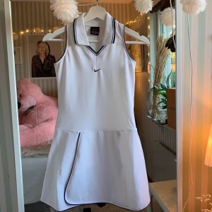 Nike klänning  - En vit Nike klänning, helt oanvänd. Den är inte för kort man kan gå ut med den. Köpt i Nike butik. Klänningen är i M men ja tycker den passar S bra också, det är stretchmaterial