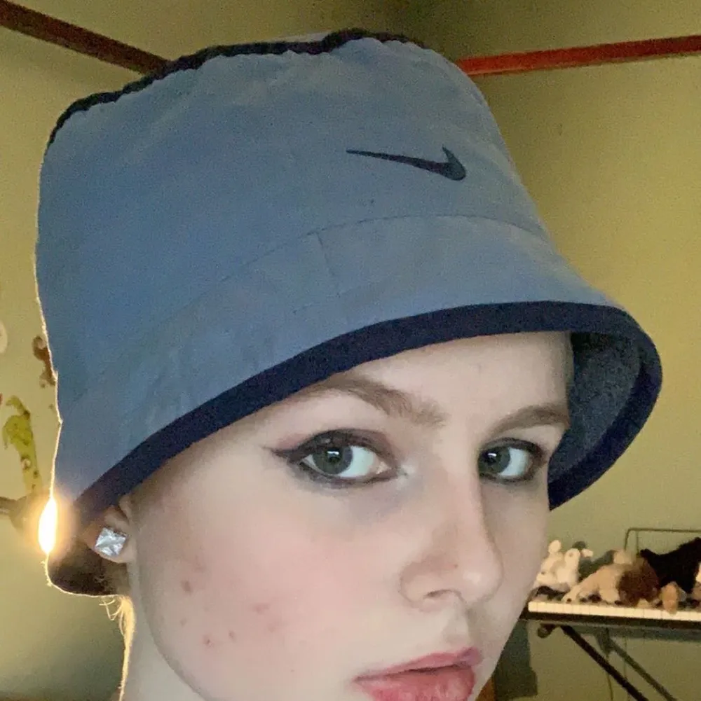 Fin fiskehatt från nike, köpt från beyond retro. Fint skick men måste varna att den är väldigt liten( detta kommer låta konstigt) så om erat huvud är större än 54 cm så kan det vara lite trångt:). Asusteet.