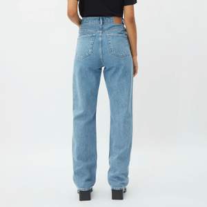 Jättefina jeans från Weekday i modellen ROW☺️💞 Budgivning pågår, högsta bud 250kr!!