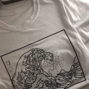 T-shirt med Vågen av Hokusai 🌊  - FRI FRAKT 💓 Skriv vid frågor eller annat, i princip oanvänd! Om fler är intresserade så buda i kommentarerna :) 
