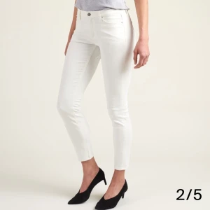 Dobber jeans - Helt nya med tags kvar. Säljes för de har blivit för små. Storlek 25. Nypris: 599:-. Inköpt på marqet. Twilljeans i 5-ficksmodell. Normalhög midja med smal passform och ankellängd. Kan skickas mot fraktkostnad. Fler bilder kan ordnas vid efterfrågan. 