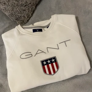 Collagetröja - En vit collagetröja med märket Gant. Endast använd 1-2 gånger så den är i väldigt bra skick, som ny! Säljer på grunt av att den ej används. Storlek S. Frakt tillkommer💕