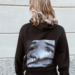 Hoodie  - Hoodie ”Lonesome”.                                                         Black Weekend erbjudande: GRATIS FRAKT!                 Pris: 399kr. Stl XS-4XL 🤍