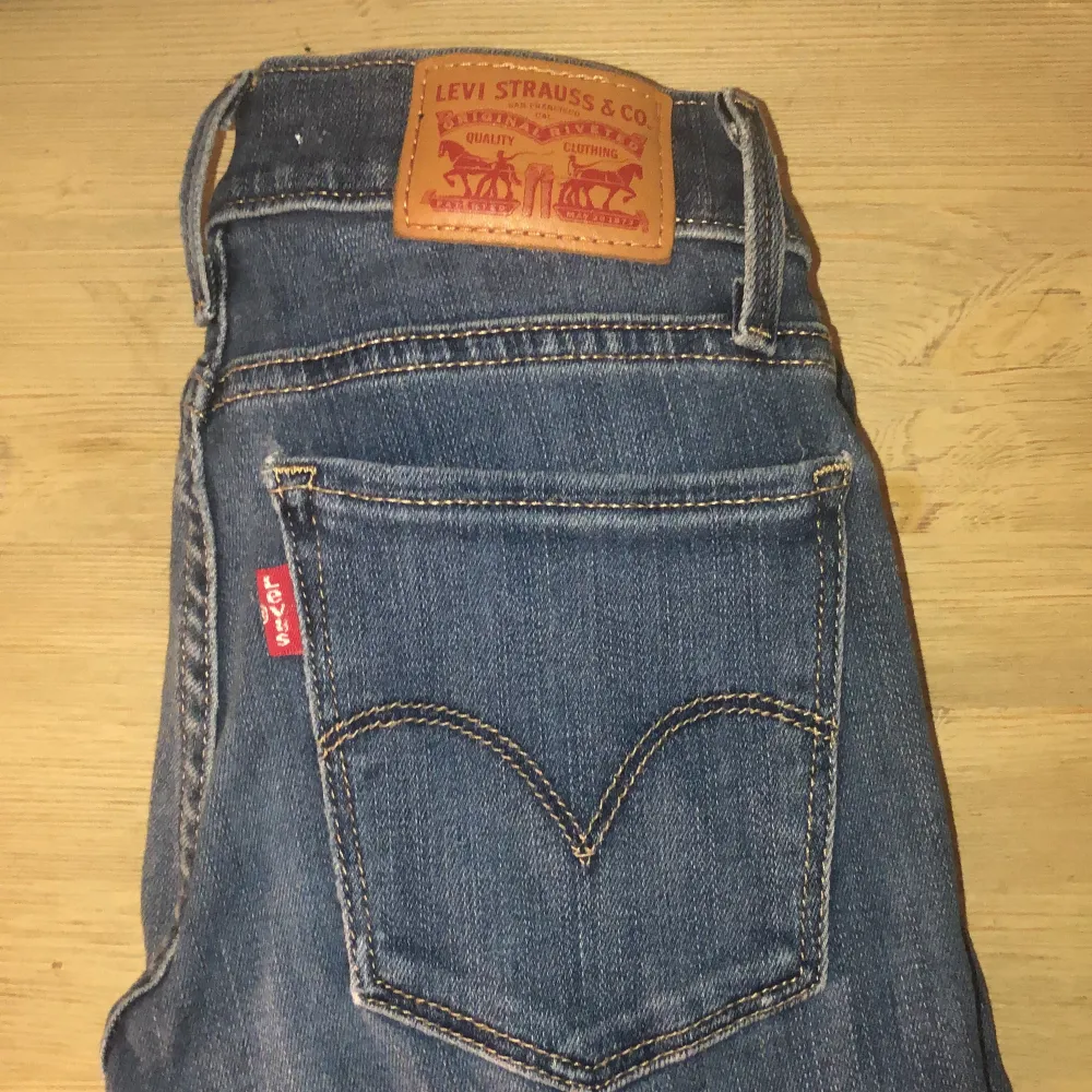 Säljer mina Levis jeans som är i väldigt bra skick i storlek 23. Hör av dig om du är intreserad eller vill se fler bilder!🤍 orginal pris: 1200kr. Jeans & Byxor.
