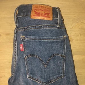 Levis jeans  - Säljer mina Levis jeans som är i väldigt bra skick i storlek 23. Hör av dig om du är intreserad eller vill se fler bilder!🤍 orginal pris: 1200kr