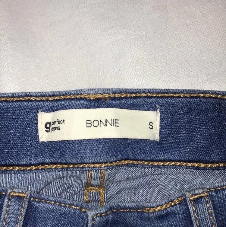 Lågmidjade jeans som passar XS-S/34-36 i modellen Bonnie. Säljer dom för att dem är för små för mig. Jeans & Byxor.