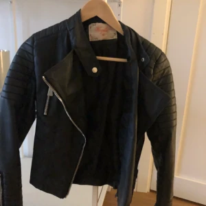Chiquelle skinnjacka - Jättefin skinnjacka från chiquelle. Inga skador eller annat och sitter jättefint, frakt tillkommer