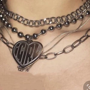 Igirl halsband  - Intressekoll på detta halsband (sista bild är min). Använder inte så mycket och funderar därför på att sälja det. Skriv privat vid intresse. Köpare betalar frakt. Säljer endast vid bra bud! Ej äkta!Högsta just nu: 140kr